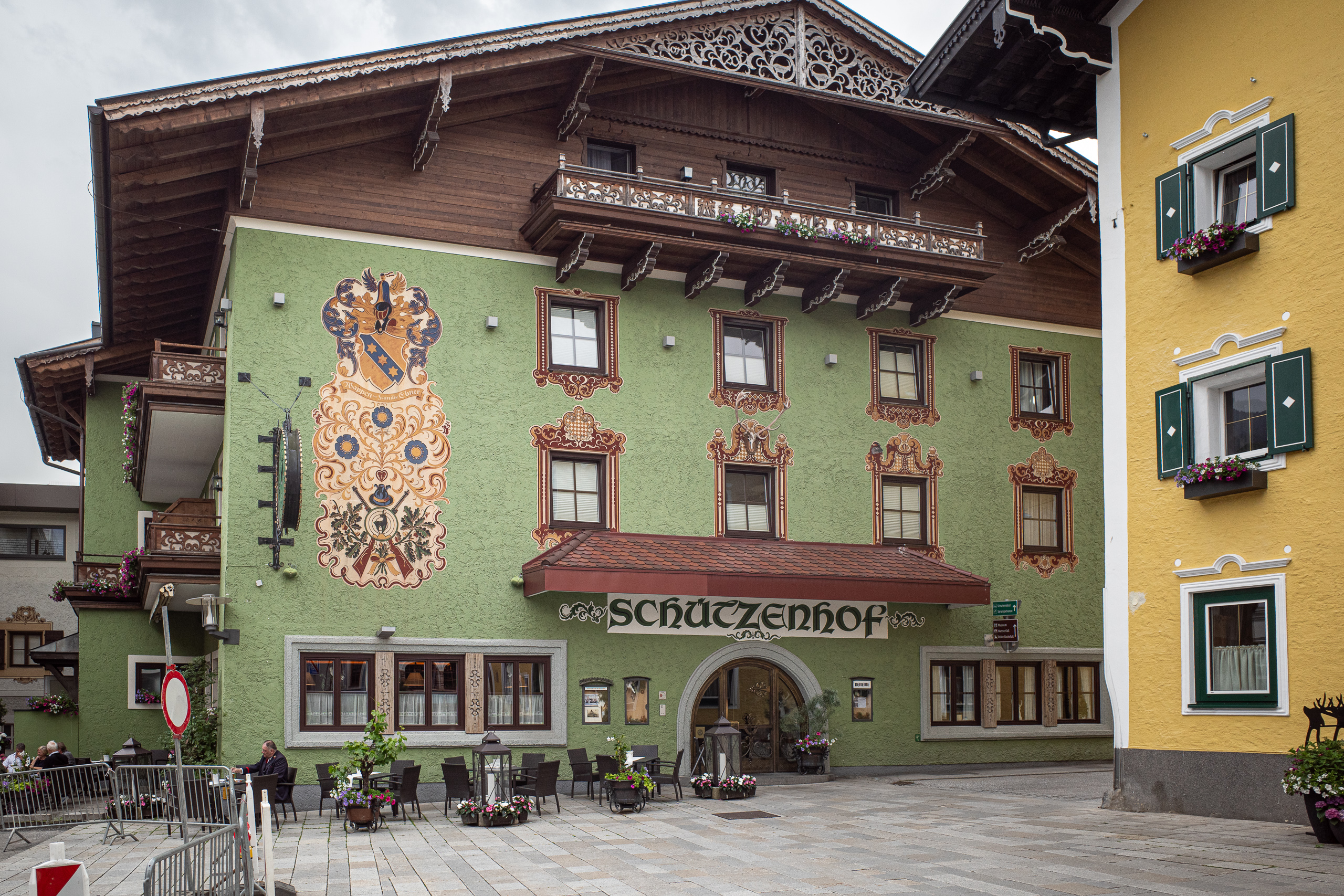 Angekommen in Bischofshofen: der Schützenhof mit Lüftlmalerei und Wappen